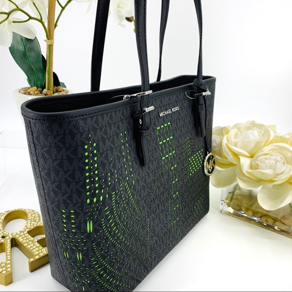 LAST DAY SALE Michael Kors London Tote & Keychain - Picture 4 of 8